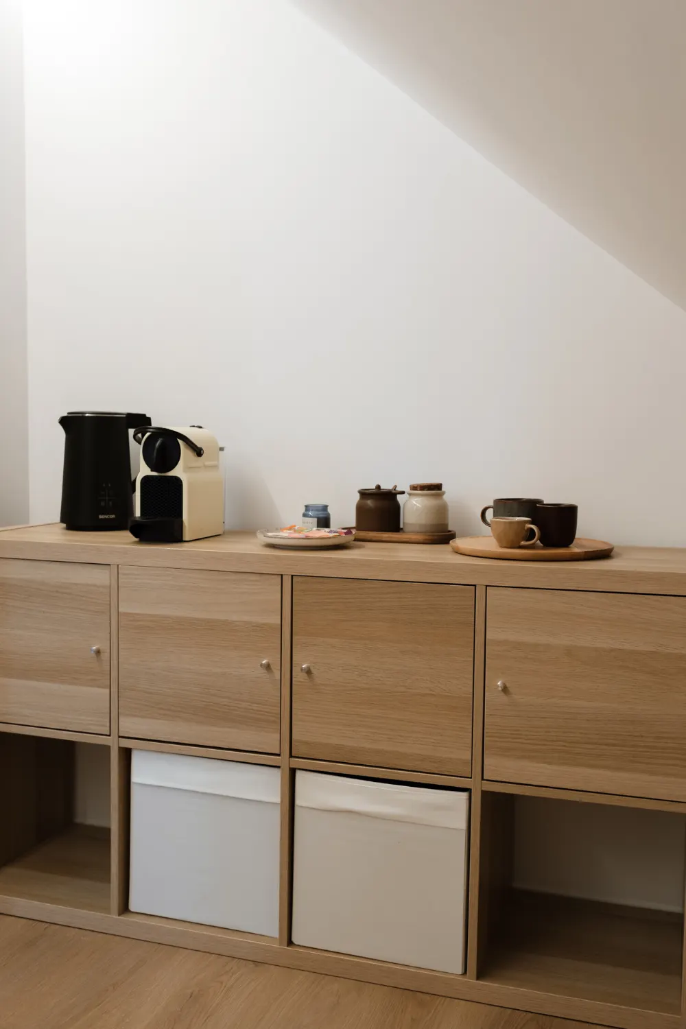 Zazemí ateliéru na focení pro přípravu kávy, čaje a občerstvení