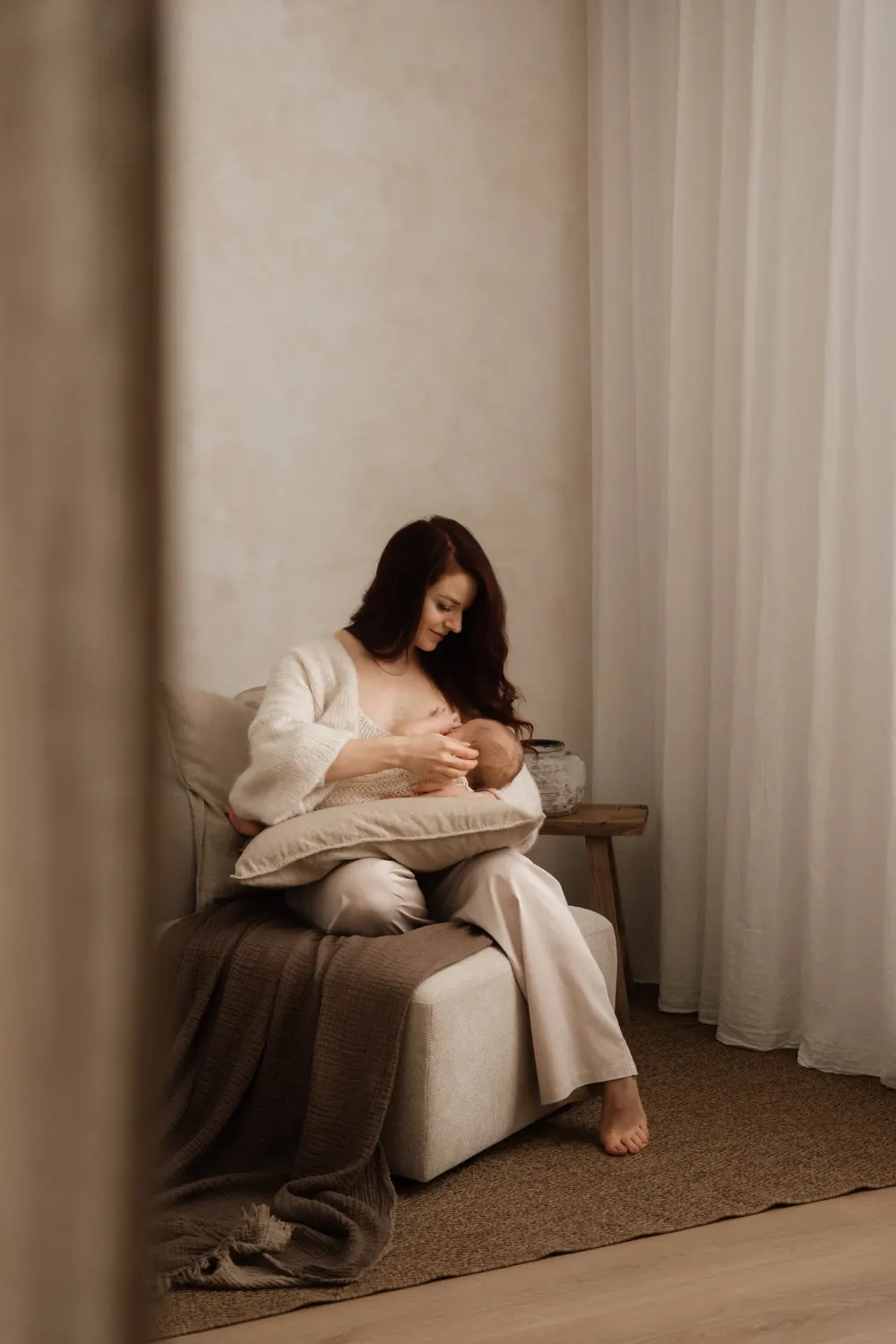 Newborn focení v ateliéru v čistém a připraveném prostoru