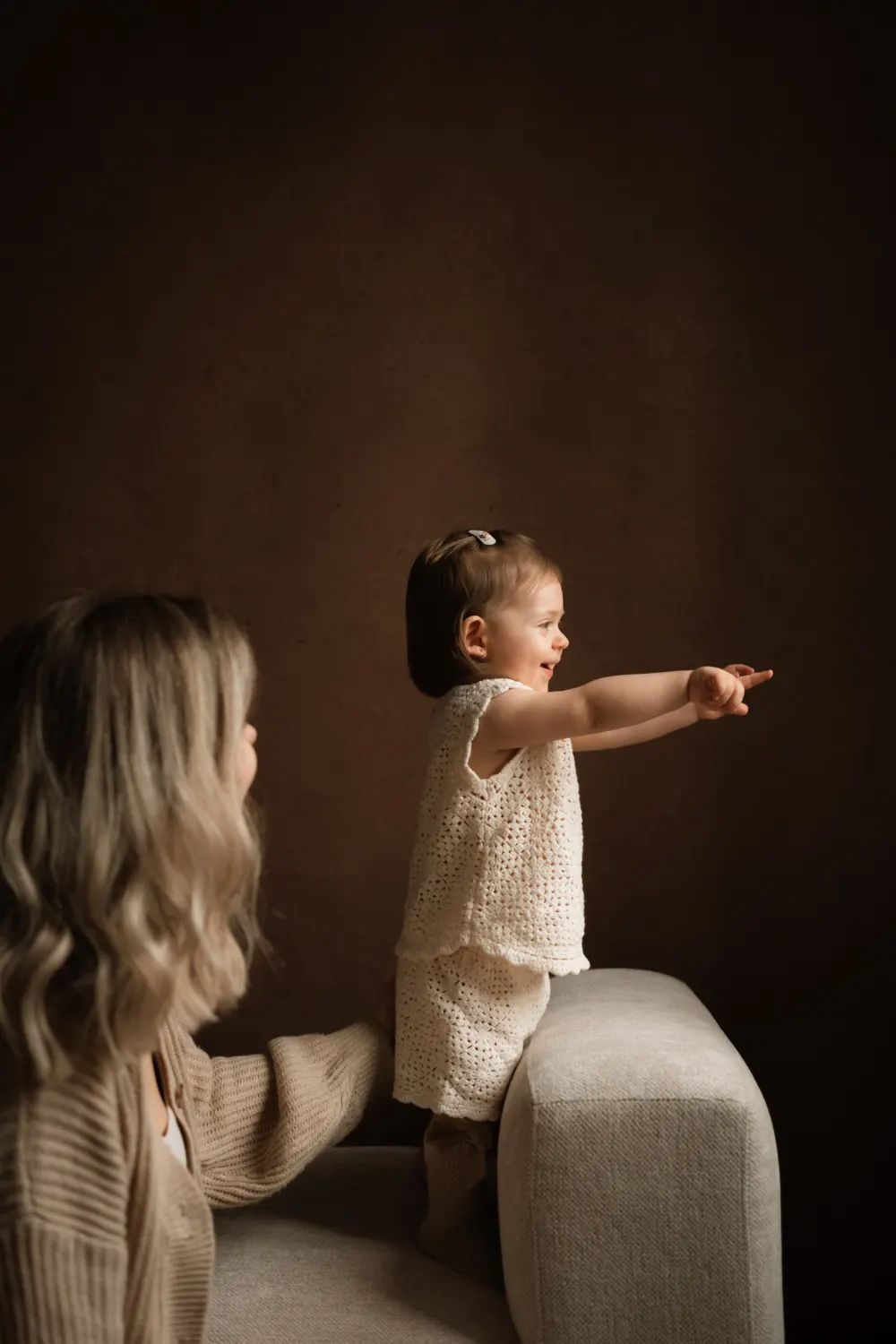 Jednoduchá scéna v ateliéru bez rušivých dekorací pro focení s dětmi