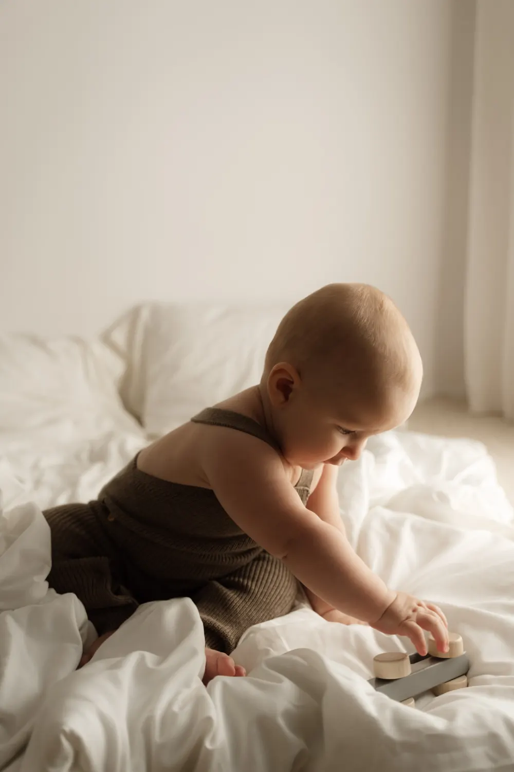 Jednoduchá scéna v ateliéru bez rušivých dekorací pro focení s dětmi