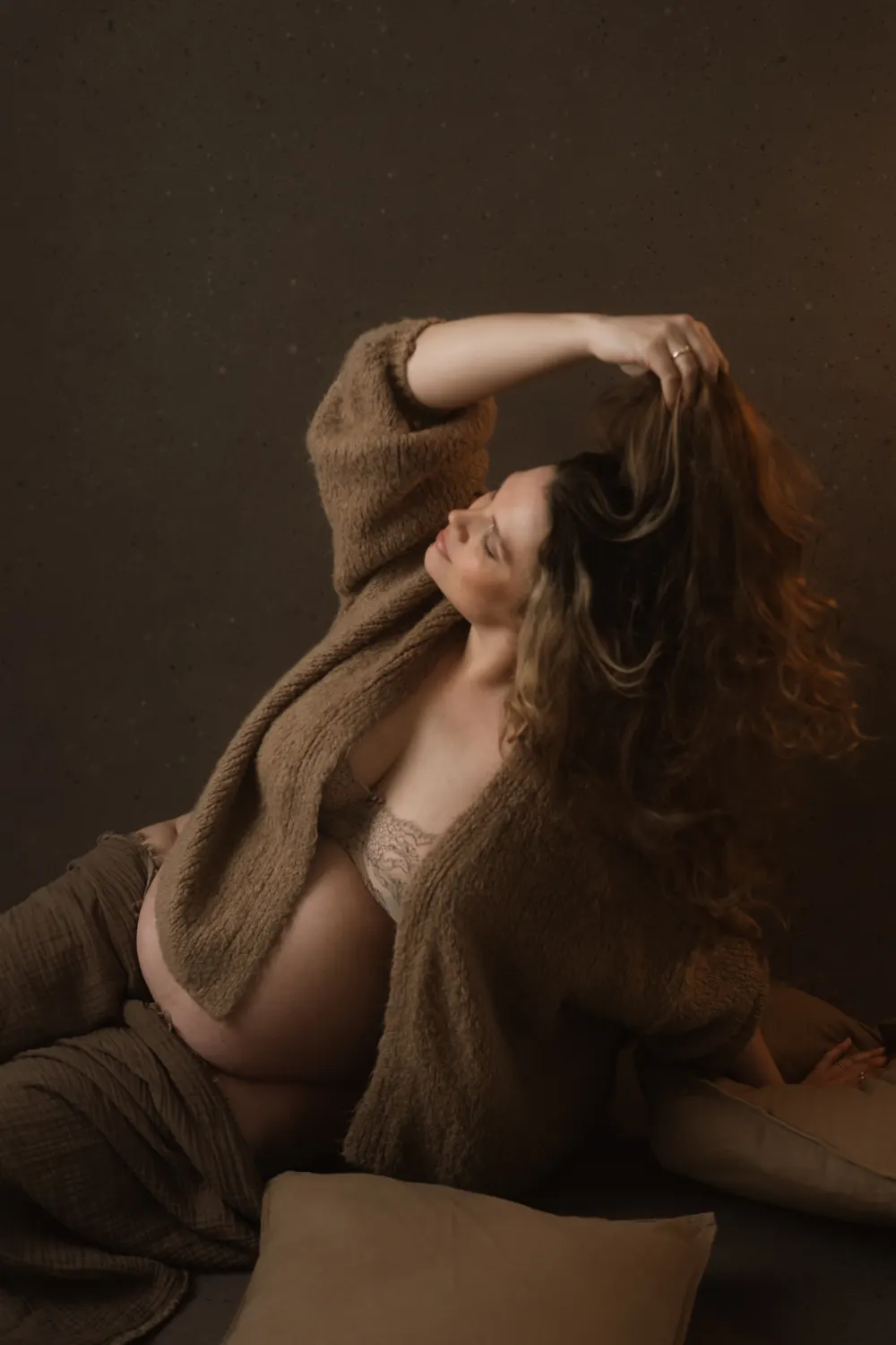 Těhotenské focení v ateliéru v Praze s ručně malovaným plátnem