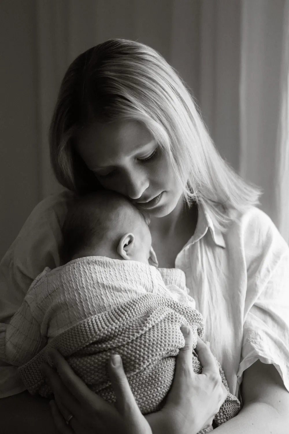 Newborn focení v ateliéru v jednoduchém a čistém prostředí