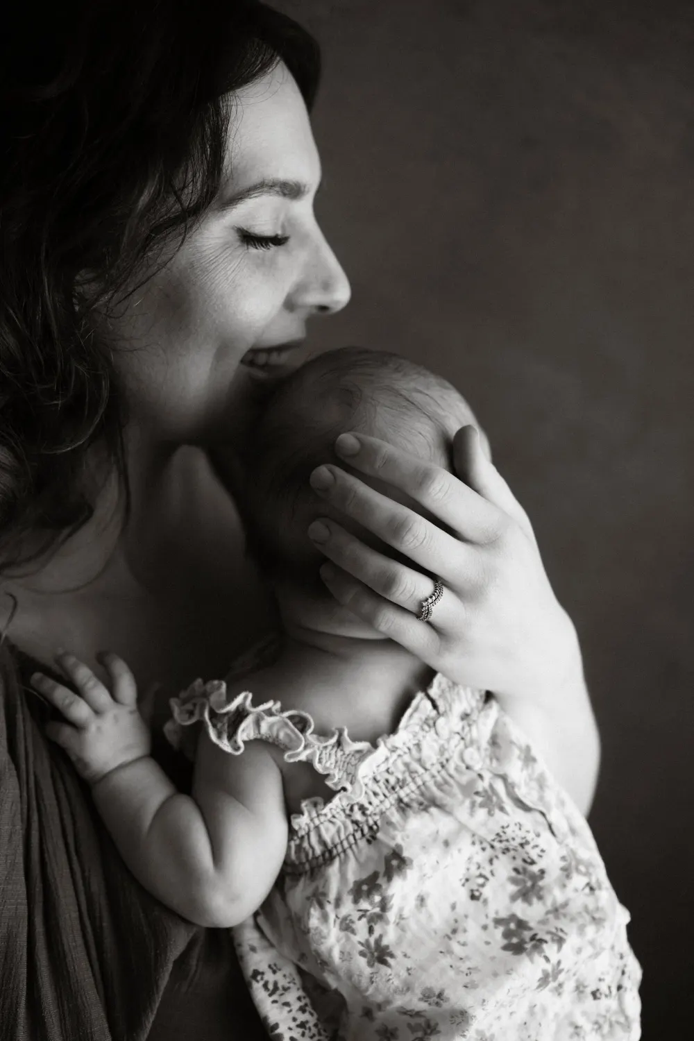 Focení s miminkem v ateliéru s jednoduchým hnědým plátnem