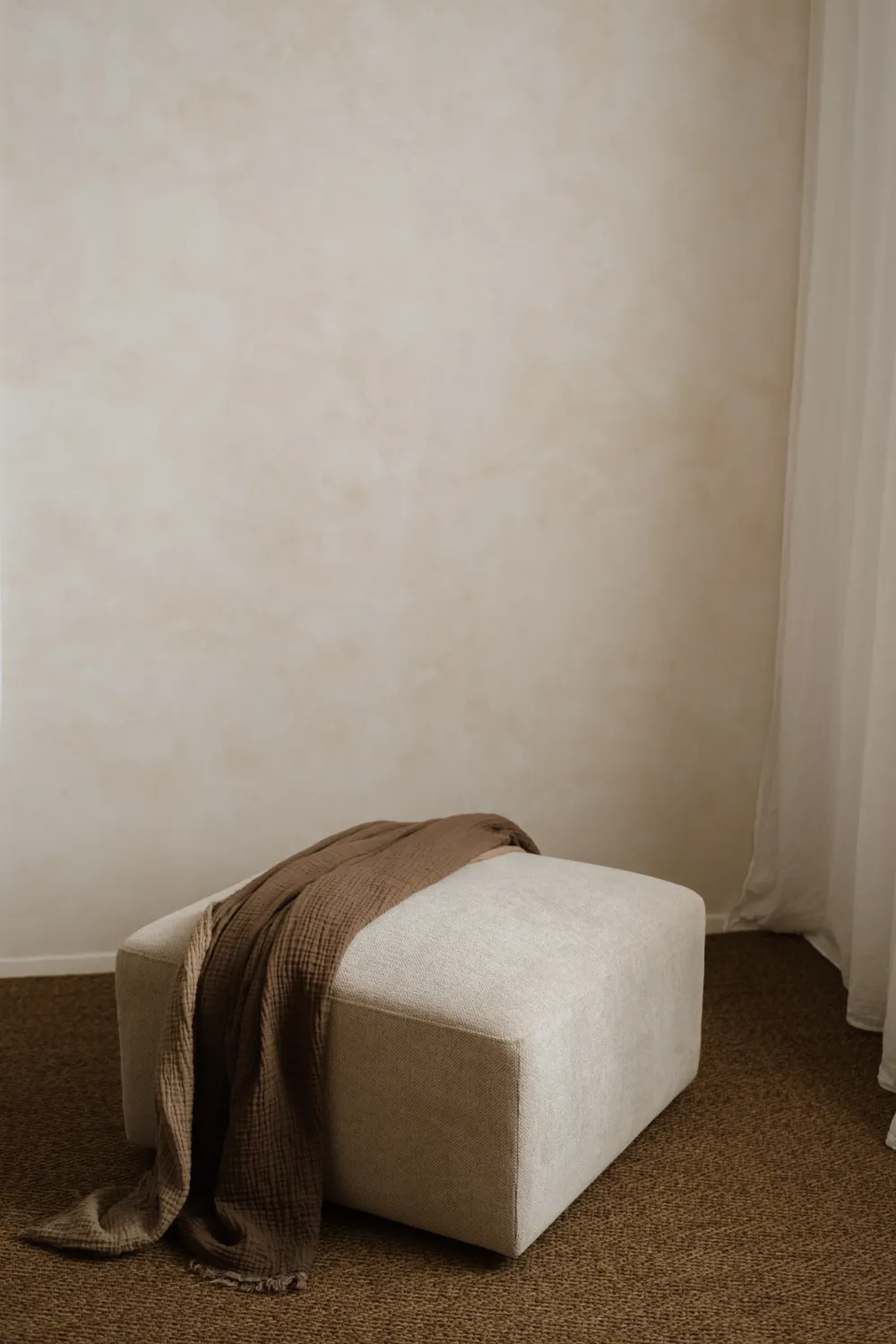 Čisté a nepřeplácané prostředí vhodné pro rodinné focení v ateliéru