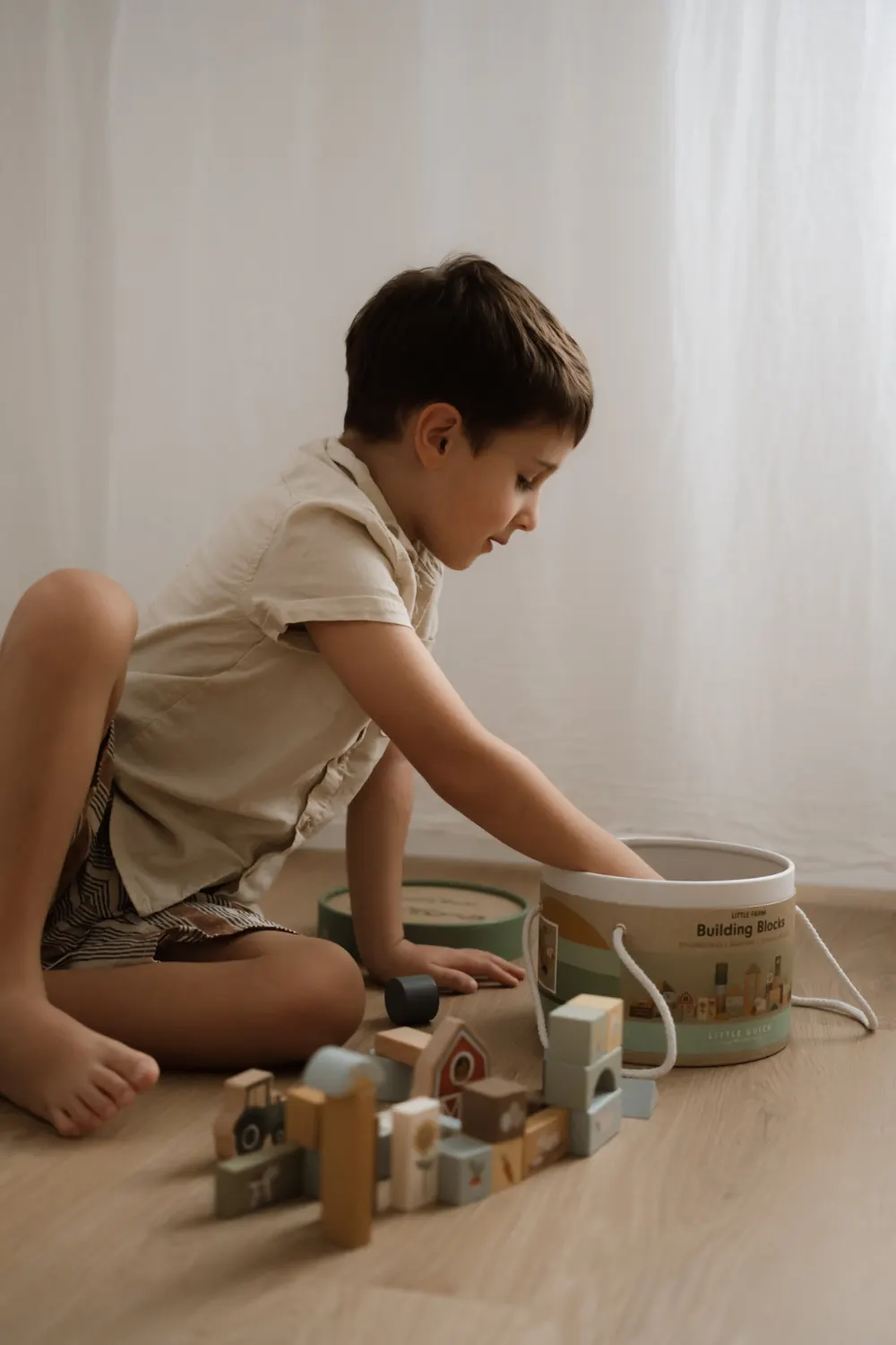 Dítě si v ateliéru hraje s kostkami, které jsou k dispozici během focení