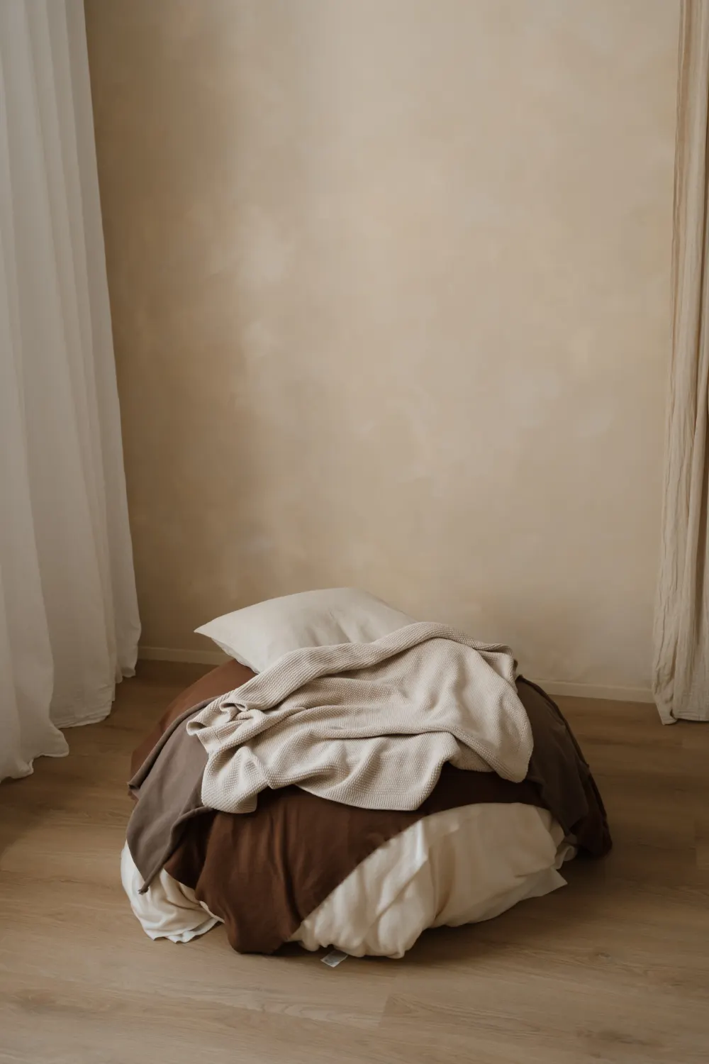 Ateliér v Praze zařízený pro focení s miminkem. Deky a oblečky k dispozici