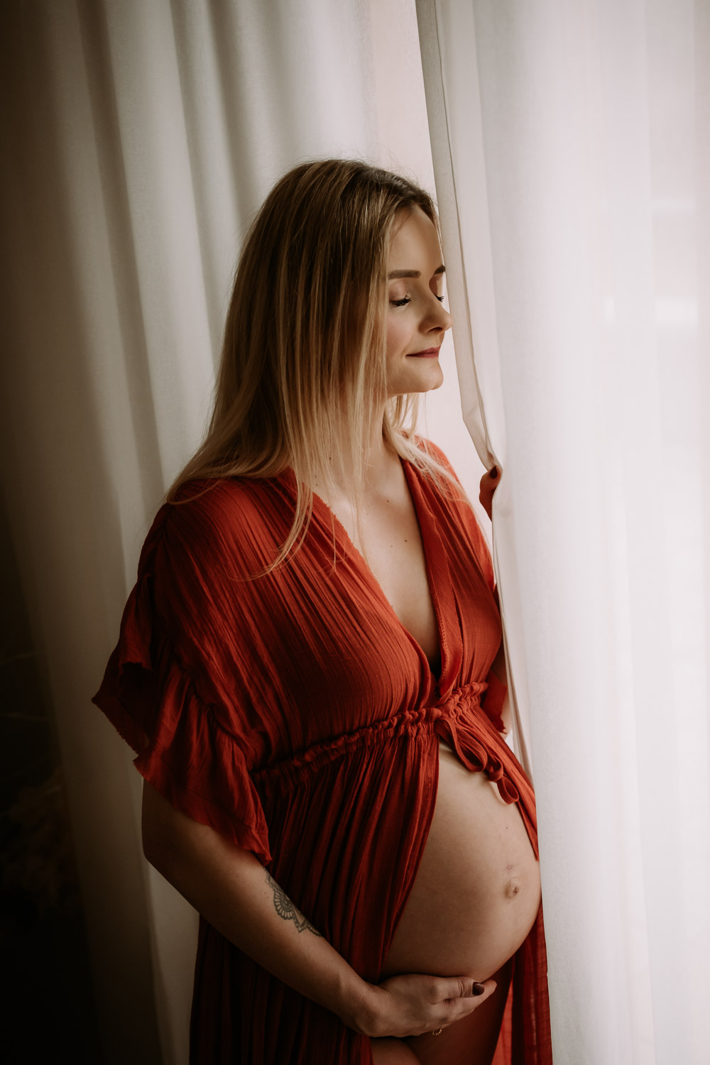 originální těhotenské focení v červených šatech