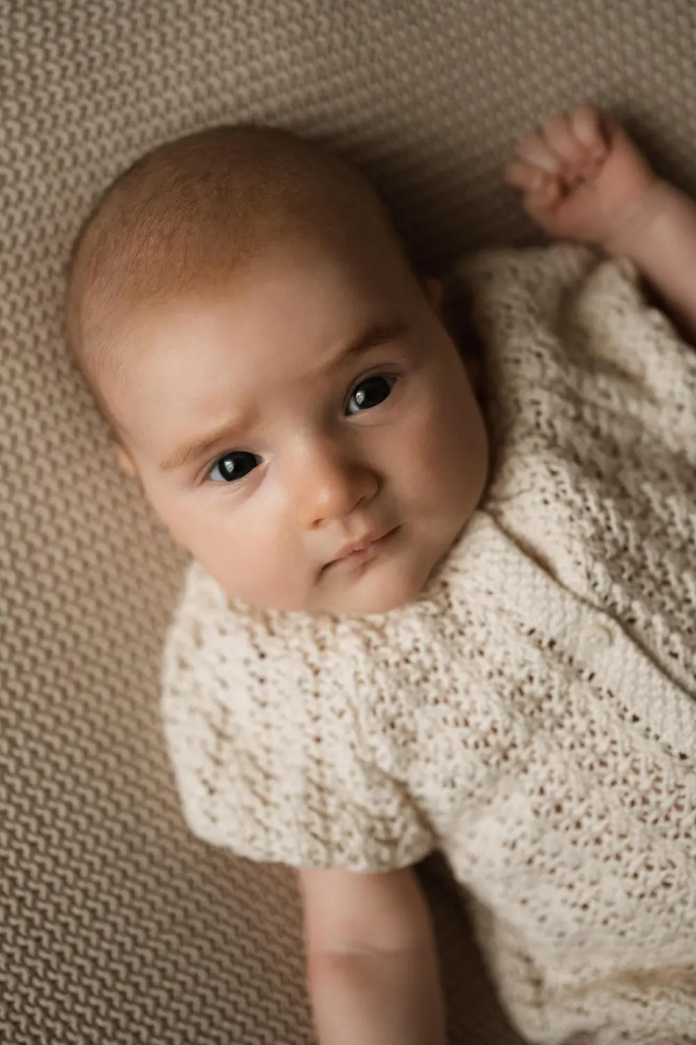focení miminka v ateliéru v neutrálním pleteném oblečku