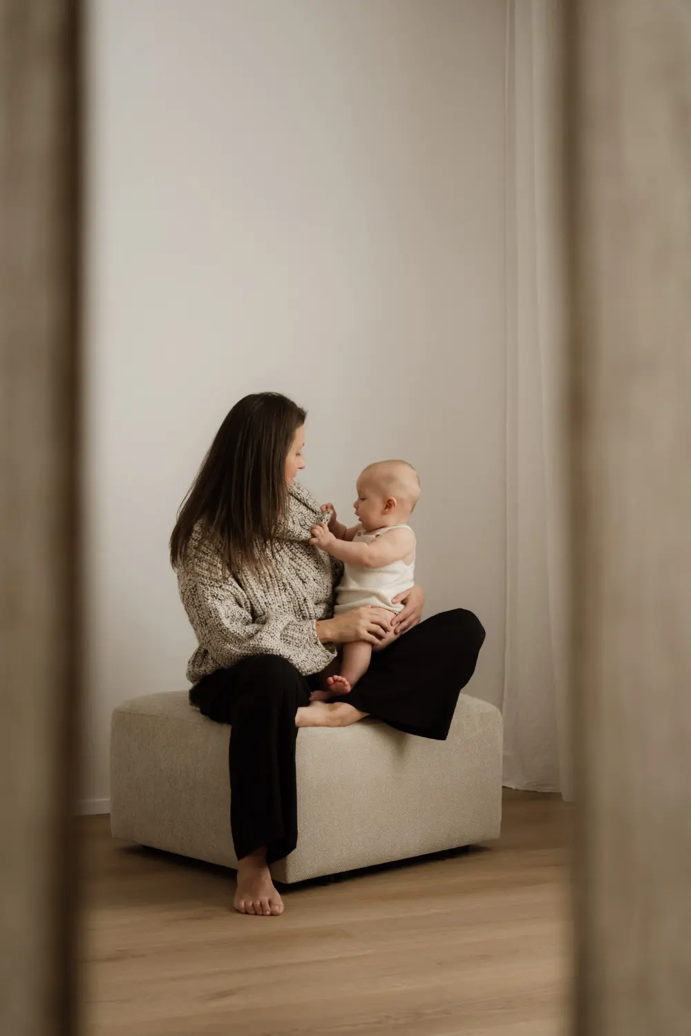 maminka sedí s dítětem na sedačce při focení máma a já