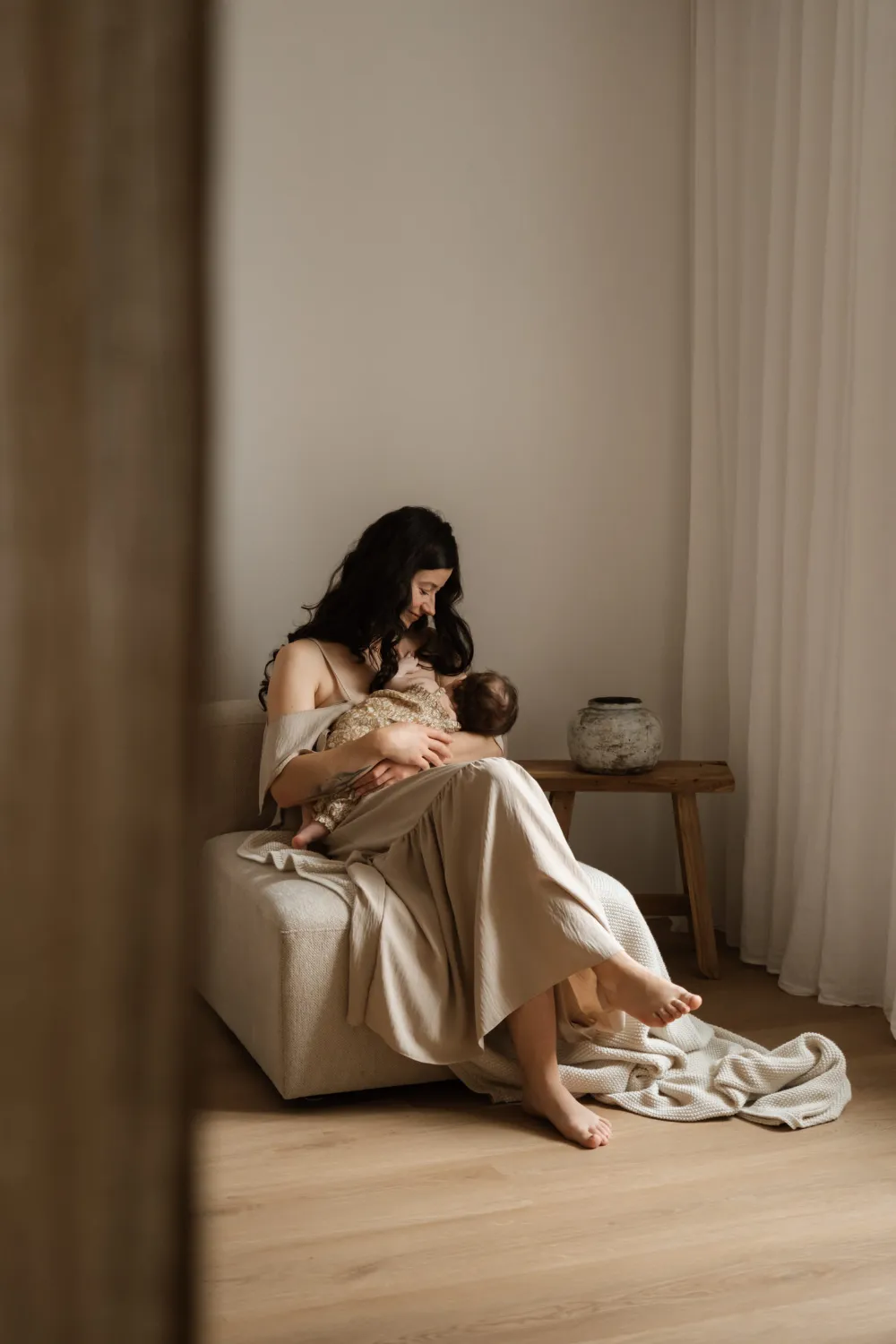 maminka kojí své miminko při newborn focení v ateliéru praha 8