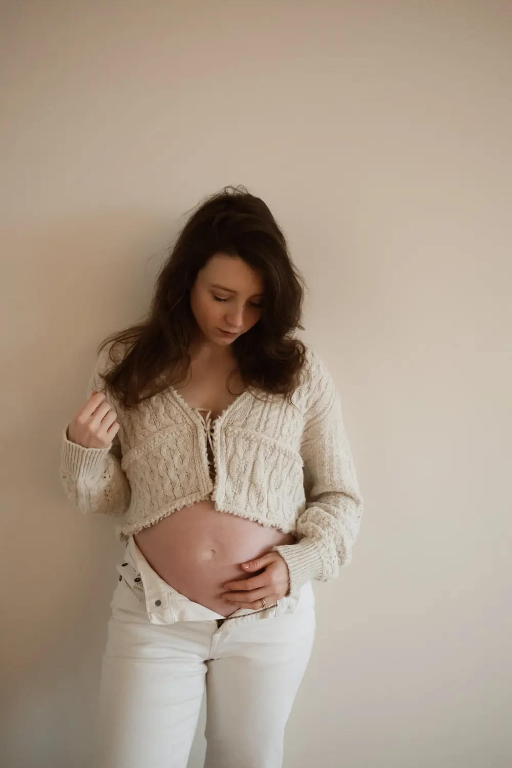 těhotenské focení praha - žena v krátkém svetříku