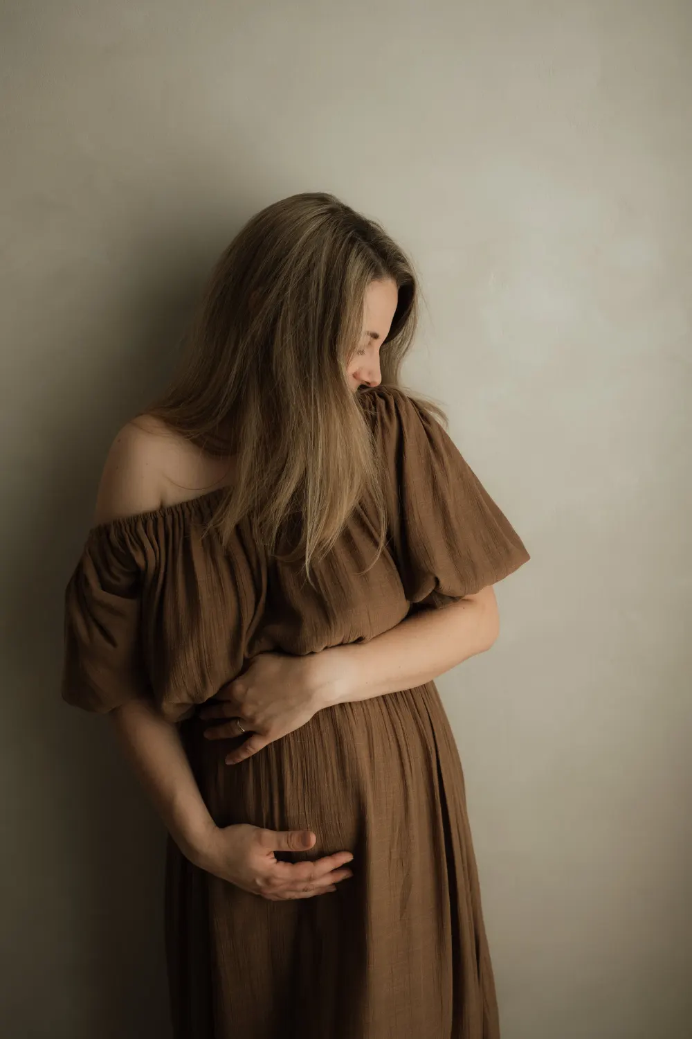 těhotenské focení v ateliéru v hnědých šatech