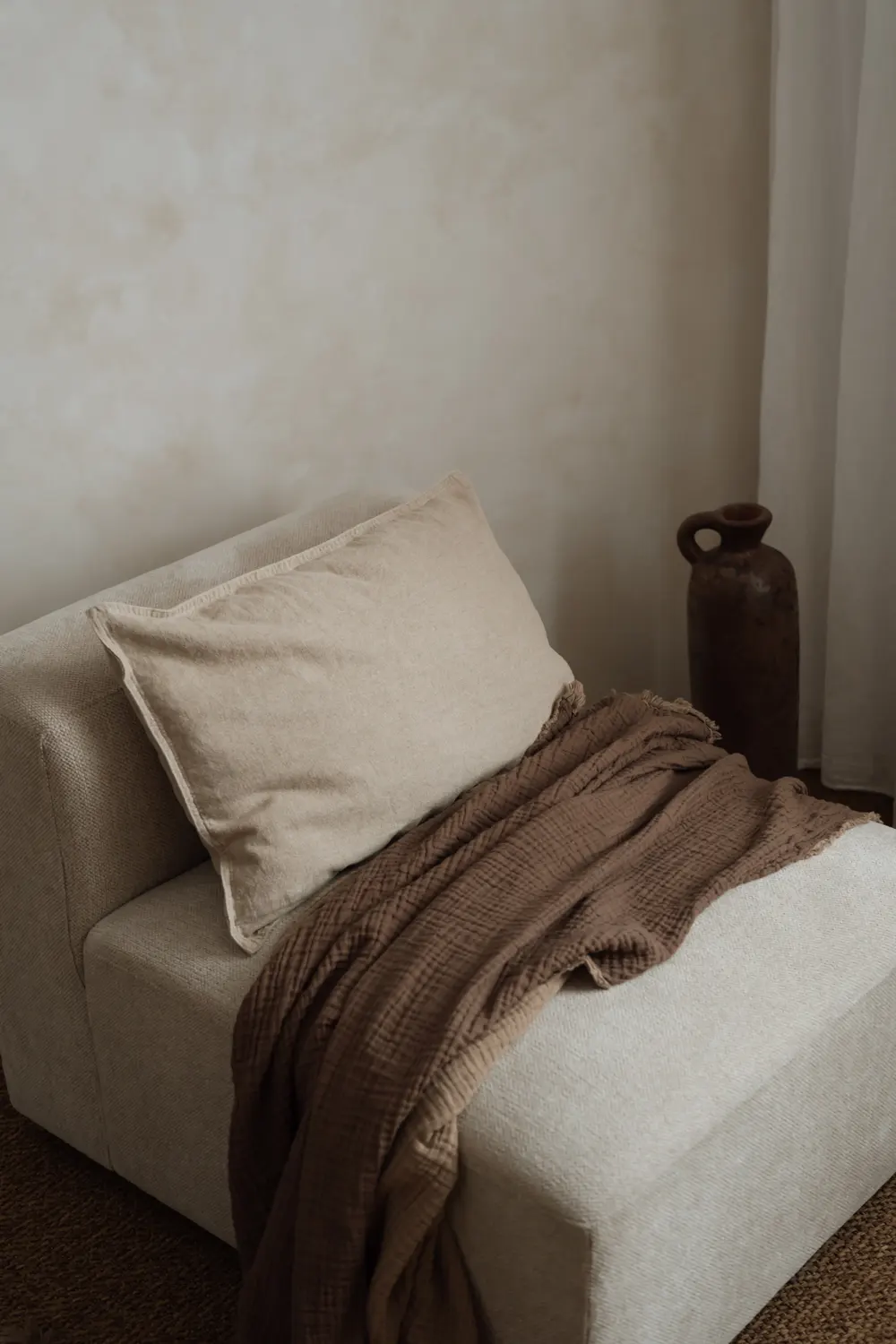 Ateliér pro těhotenské focení Praha 8 Kobylisy, světlý interiér s denním světlem.